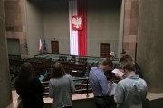 3_Uczniowie-sala-Sejmu-2